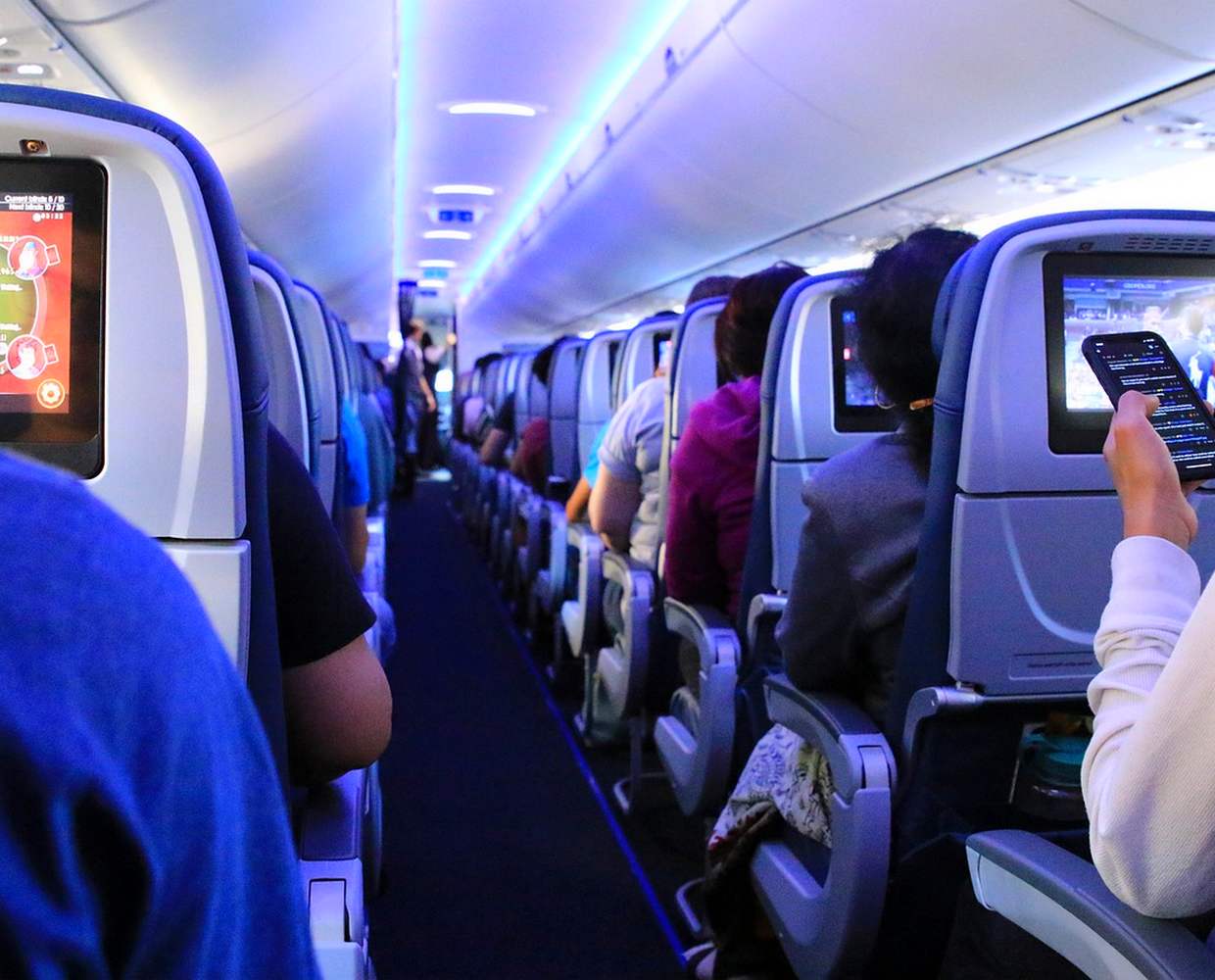 Les Éclaireurs du Voyage - Journal des voyageurs - se relaxer en avion - by Orna from Pixabay