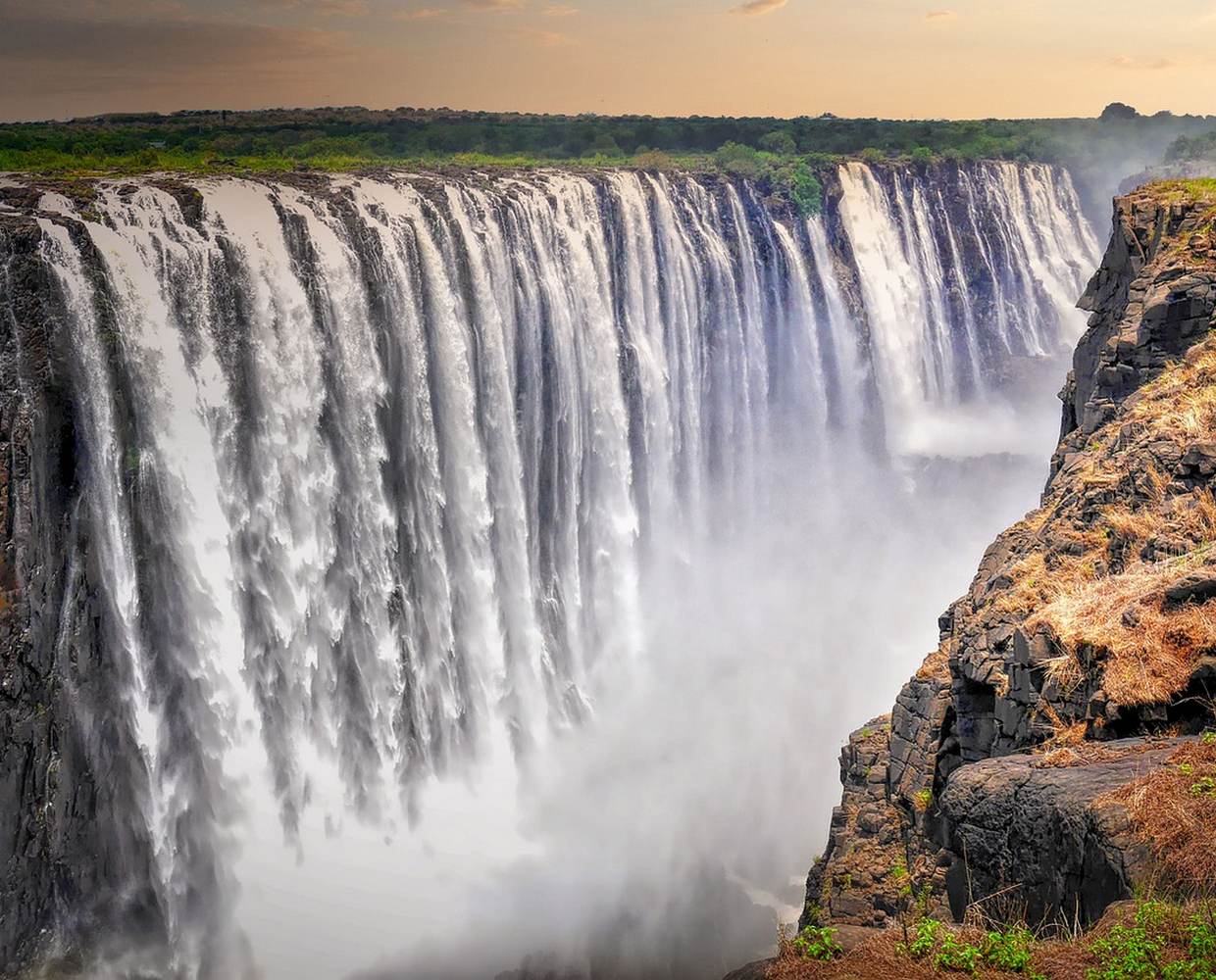 Les Éclaireurs du Voyage - Journal des voyageurs - chutes Victoria Falls - by Albrecht Fietz on Pixabay