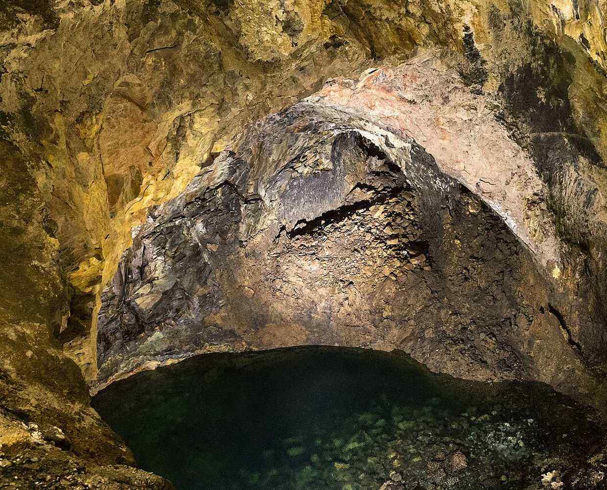 Les Éclaireurs du Voyage - Destination - Açores - Itinéraire 3 - Image itinéraire - Terceira Algar do Carvão on Creative Commons Attribution 4.0 International