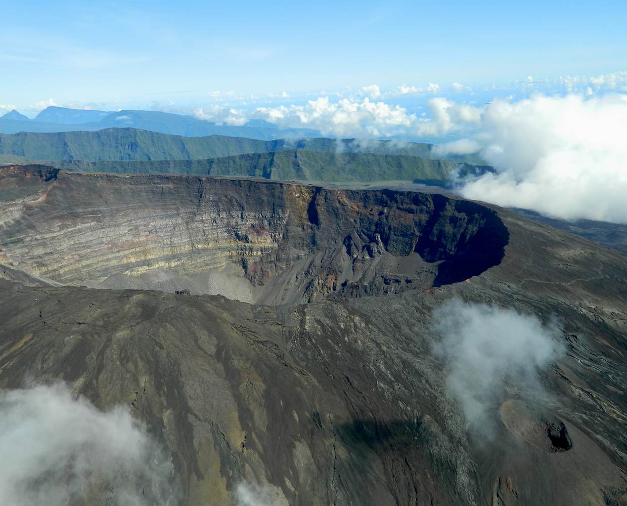 Les Éclaireurs du Voyage - Destination - La Réunion - Itinéraire 3 - Image itinéraire - piton de la fournaise survol by ocebenphoto on Pixabay