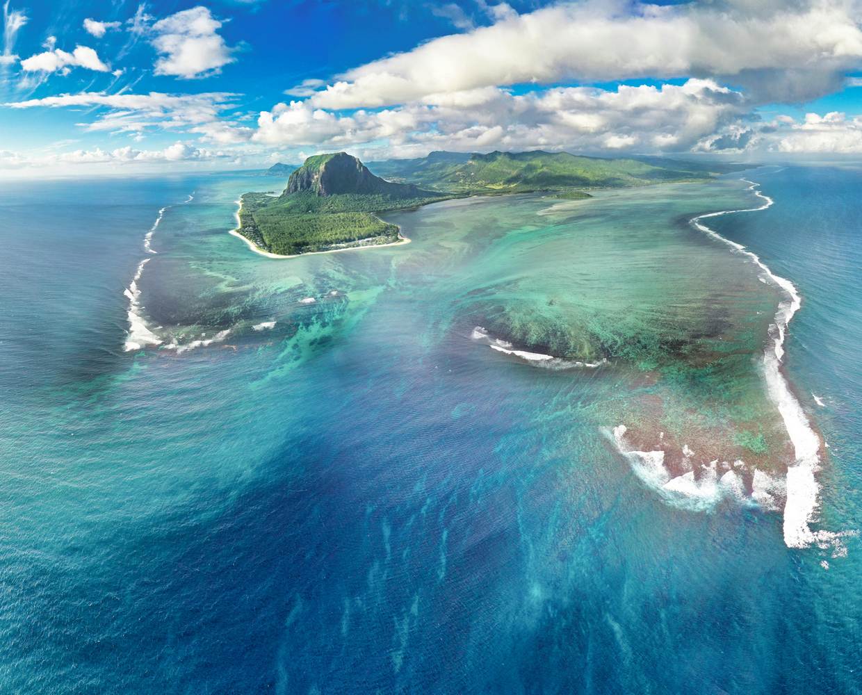 Les Éclaireurs du Voyage - Destination - La Réunion - Itinéraire 3 - Image itinéraire - survol île maurice by dominik ruhl on pexels