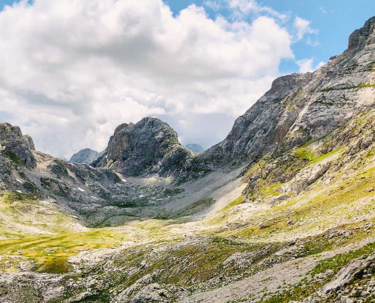 Les Éclaireurs du Voyage - Journal - Blog - Article 33 - Albanie - Croatie ou Albanie en été Alpes albanaises by valter zhara on pexels