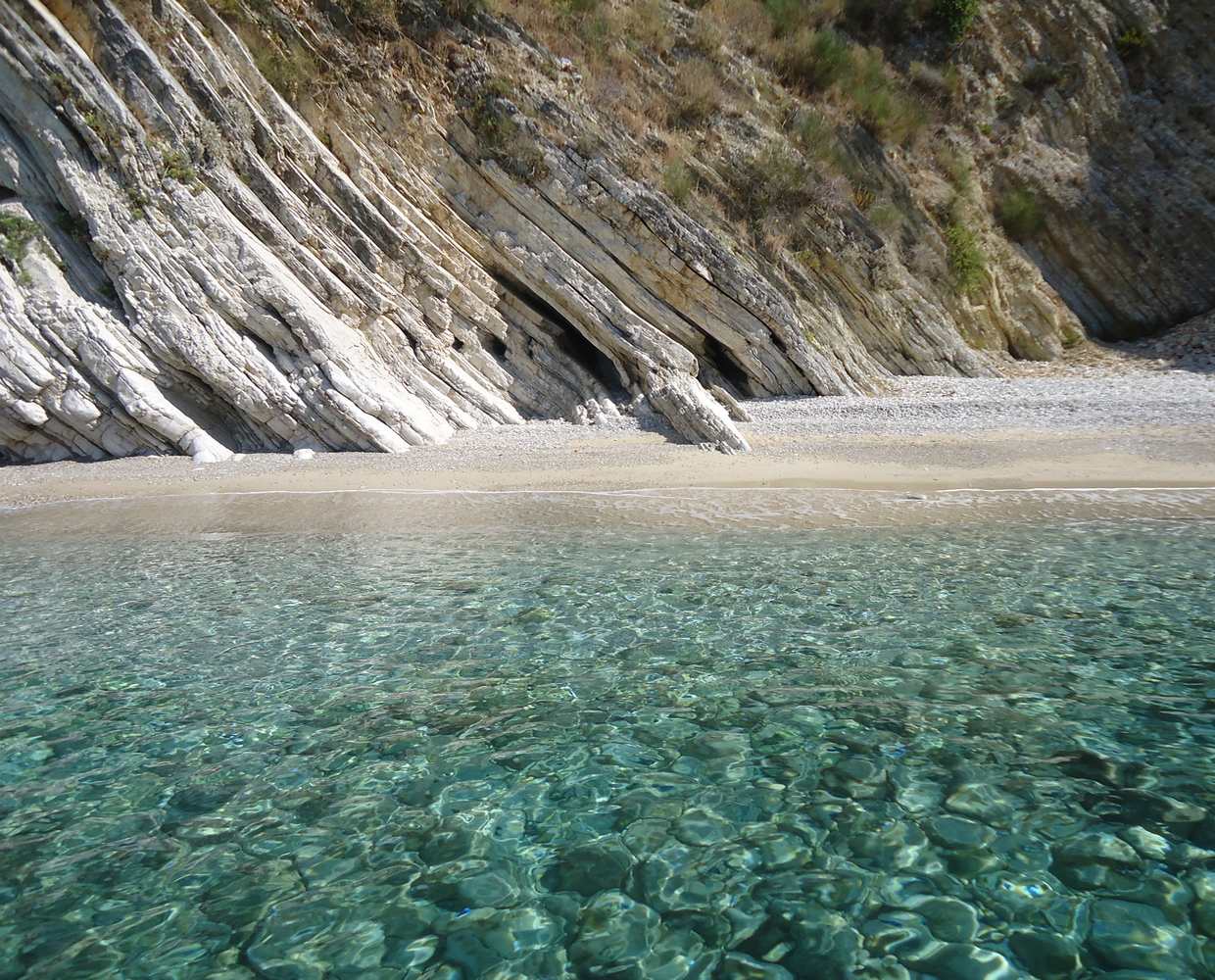 Les Éclaireurs du Voyage - Journal - Blog - Article 33 - Albanie - Croatie ou Albanie en été Dhermi by Stéphanie Taupin